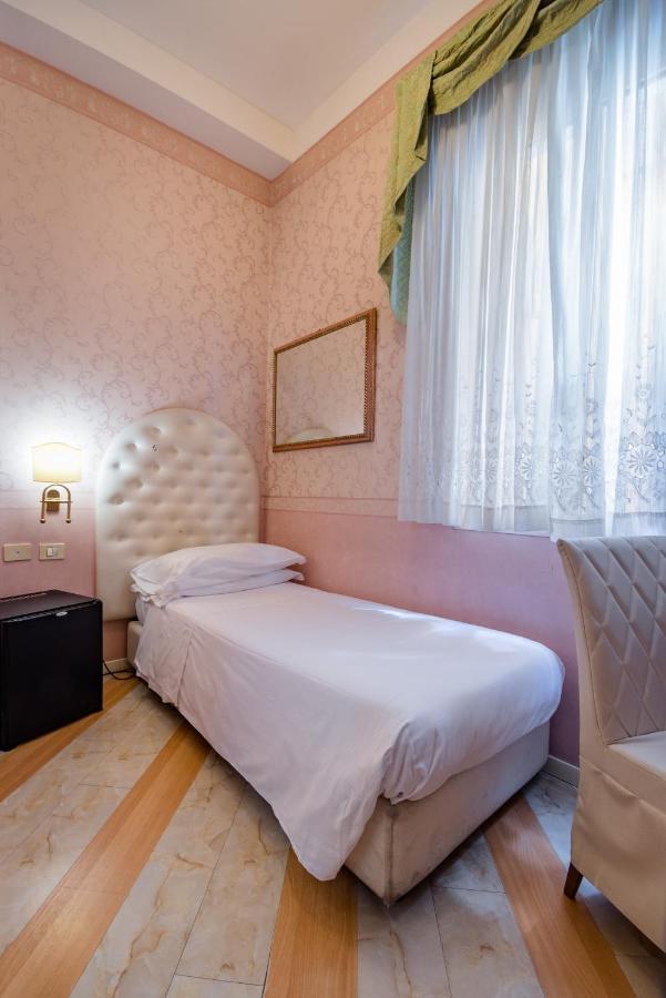 Residenza Due Torri Check In Presso Hotel Centrale Vicolo Cattani 7 โบโลญญา ภายนอก รูปภาพ