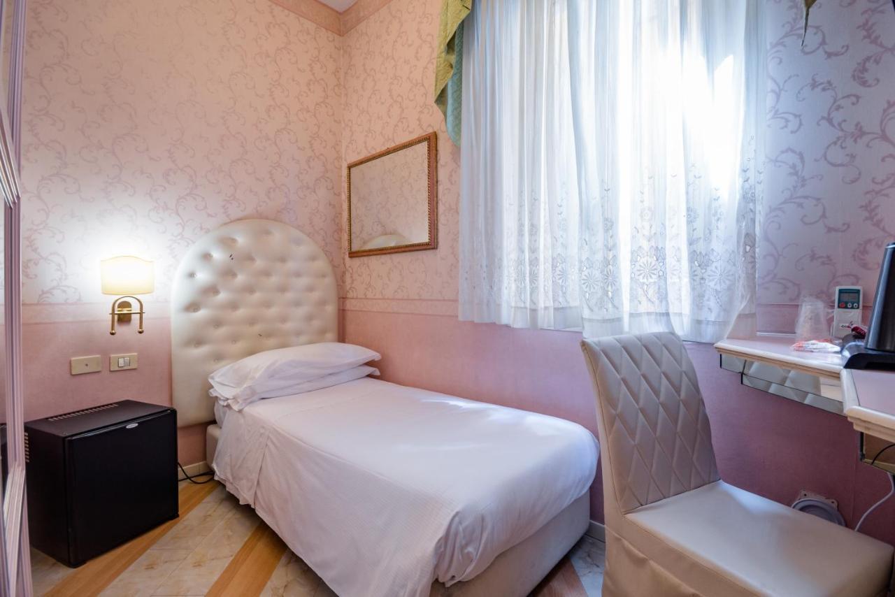 Residenza Due Torri Check In Presso Hotel Centrale Vicolo Cattani 7 โบโลญญา ภายนอก รูปภาพ