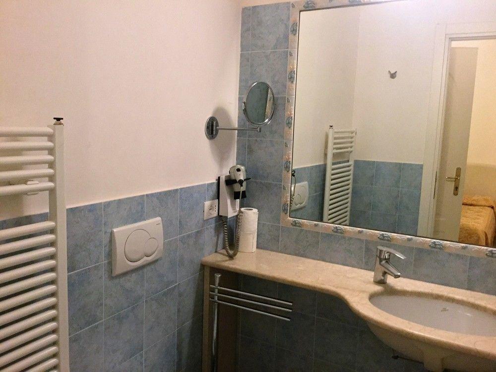 Residenza Due Torri Check In Presso Hotel Centrale Vicolo Cattani 7 โบโลญญา ภายนอก รูปภาพ