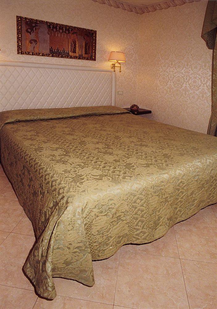Residenza Due Torri Check In Presso Hotel Centrale Vicolo Cattani 7 โบโลญญา ภายนอก รูปภาพ